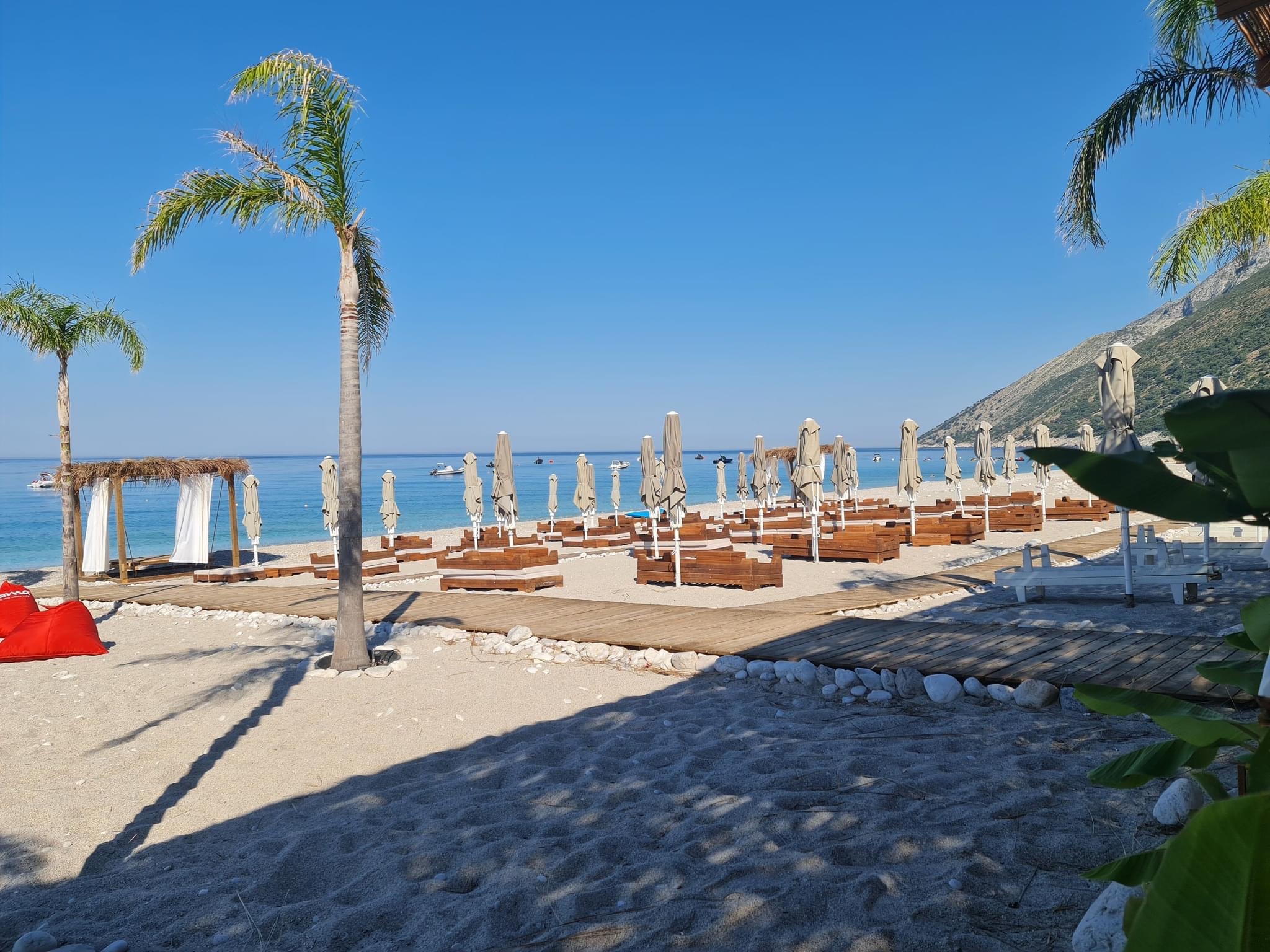 Ish ministri zgjohet pas orës 9 e del në plazh, befasohet nga pamja