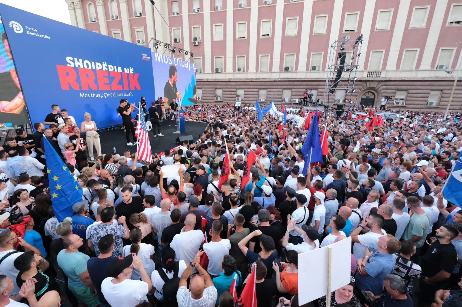 Berisha në protestë, kërkon largimin e Ramës dhe premton protesta pa pushim: të dy jemi armiq. Ti do vetëm pushtetin kurse unë me këta bura, gra, djem e vajza kemi parim lirinë