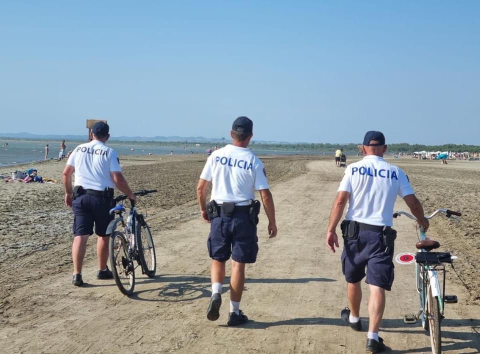 3 fëmijë 15 vjeçarë bllokohen me padelon në det, ndërhyn policia