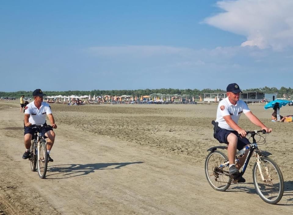 3 fëmijë 15 vjeçarë bllokohen me padelon në det, ndërhyn policia