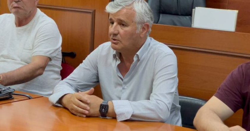 Avokatët përshkallëzojnë protestën, jo vetëm grevë por edhe grumbullim para institucioneve