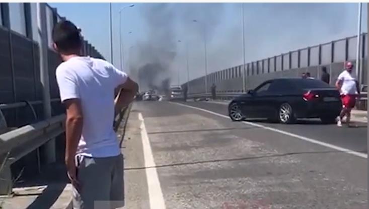 FOTOGALERI/ Pamjet e makinës në flakë dhe një personi jashtë saj