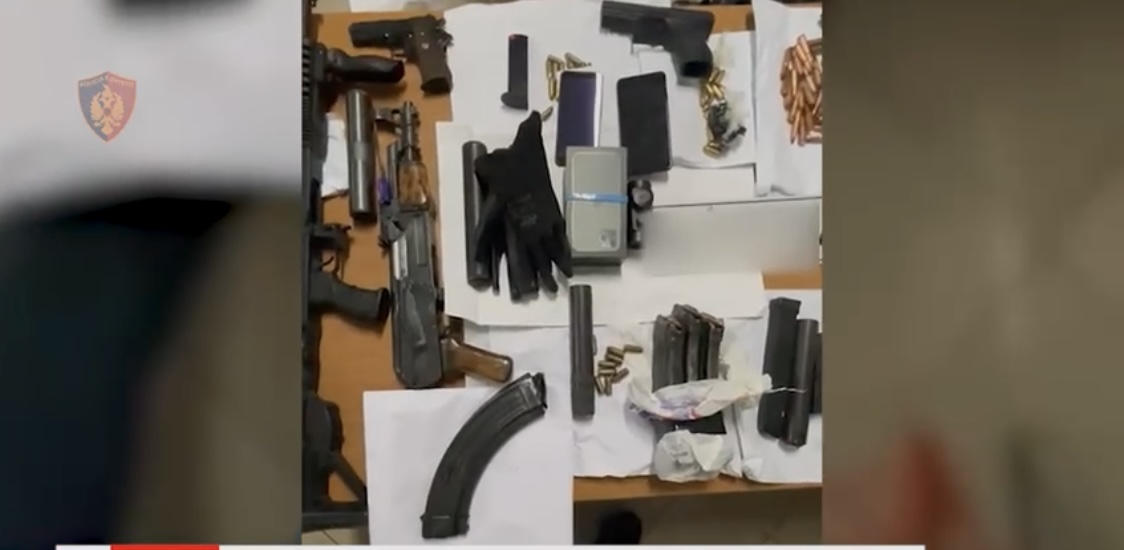 TIRANË/ Dy të rinjtë me armë të sofistikuara, radio policie dhe maska, çfarë u kap në shtëpi e Kristjanit dhe Françeskës