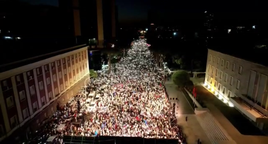 VIDEO/ Pamjet me dron të protestës së PD në bulevardin Dëshmorët e Kombit në Tiranë