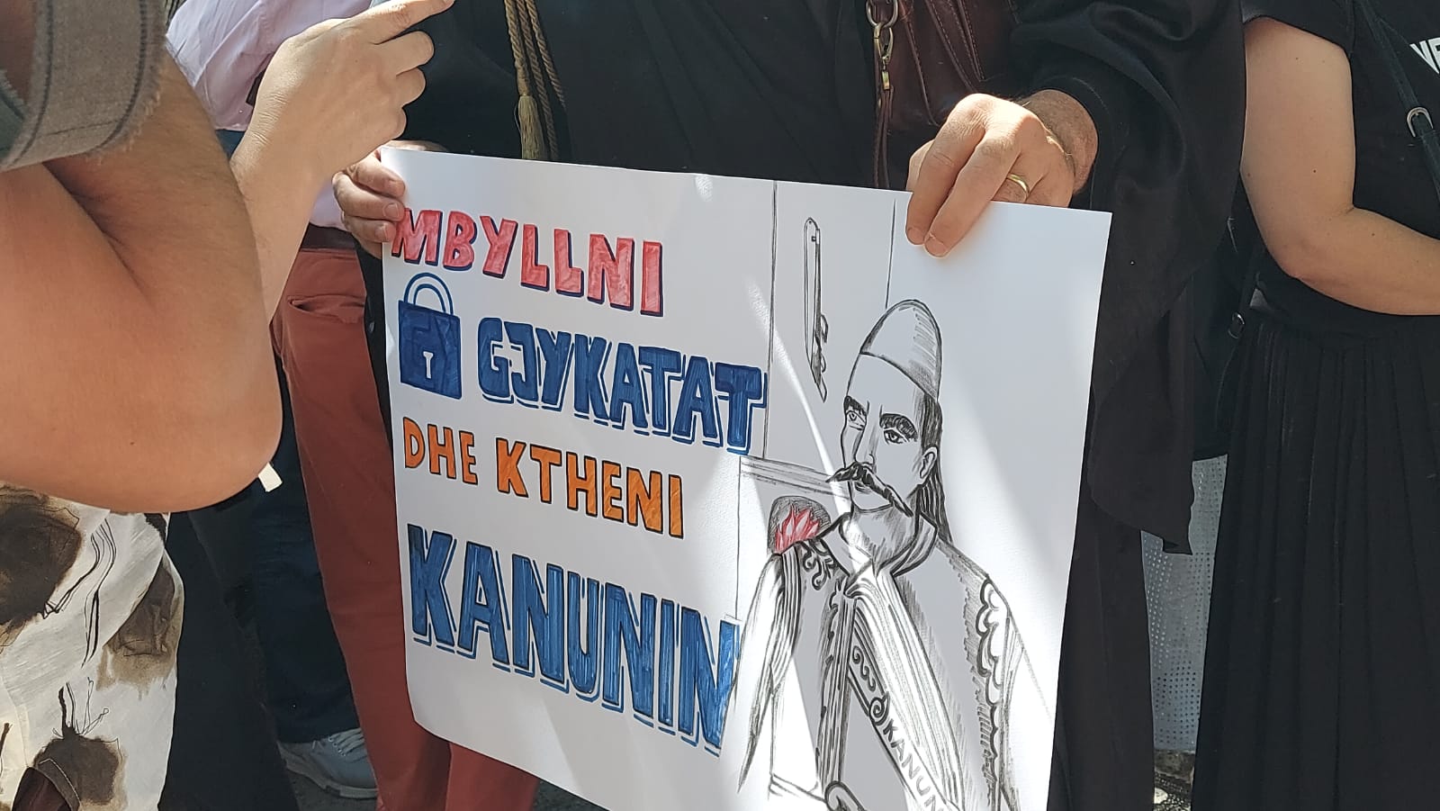 VIDEO/ Nis protesta e avokatëve para KLGJ