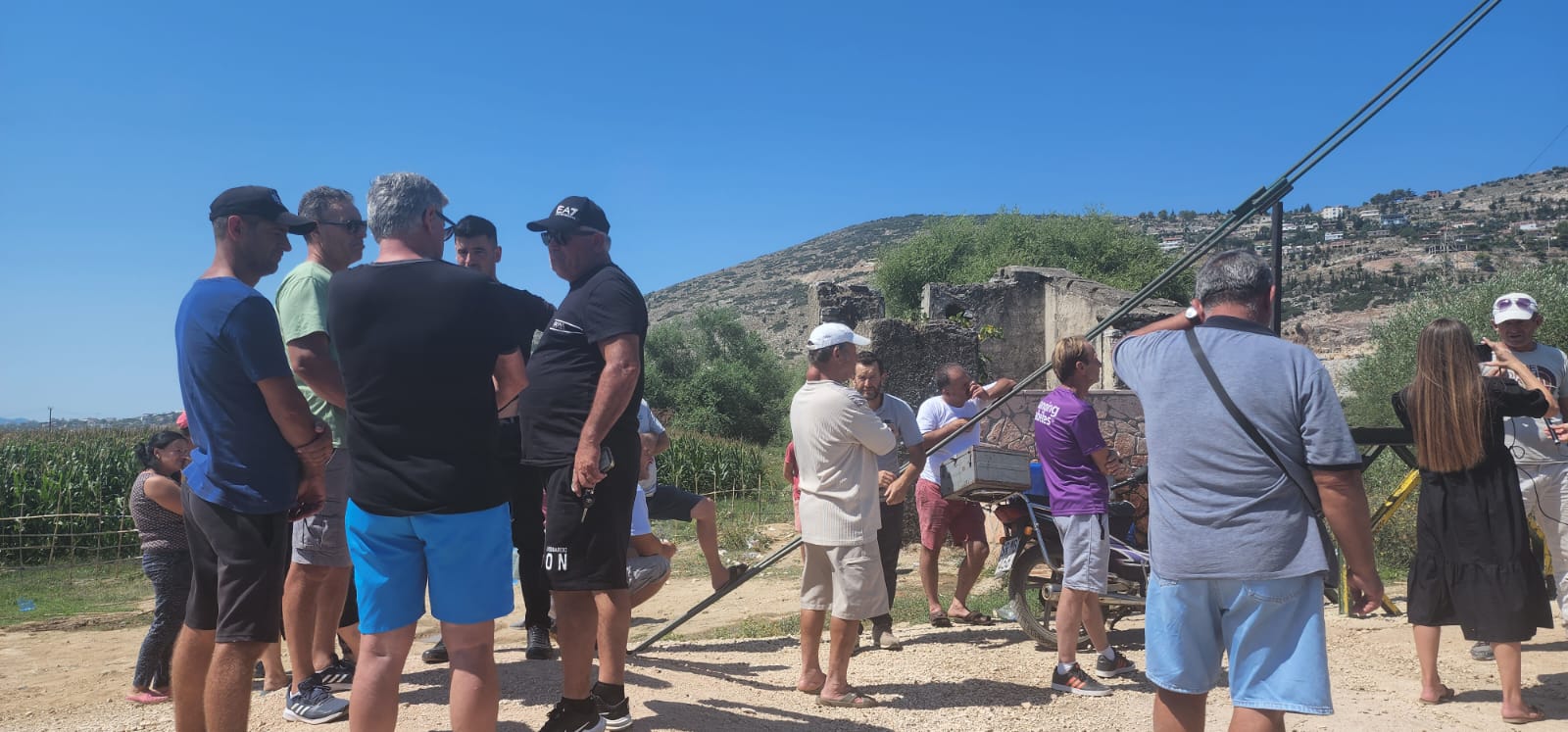 2 fshatra në Sarandë pa urë, 50 km më shumë për produktet e tyre