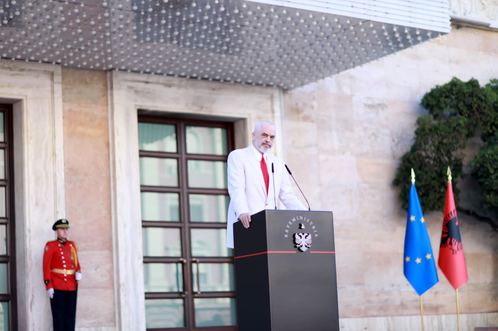 Zhvilohet ceremonia e ngritjes së flamurit të BE përpara kryeministrisë. Rama nuk fton askënd nga opozita