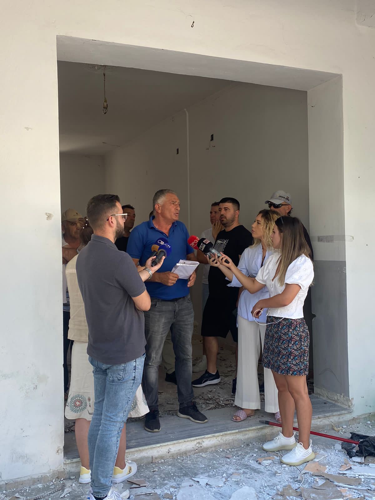 Banorët e pallatit që prishet denoncojnë bashkinë e Tiranës