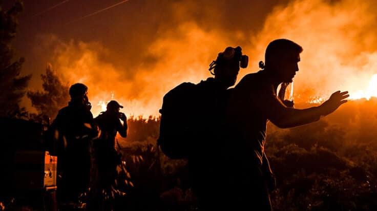 FOTO/ Flakët shkrumbojnë periferinë e Athinës, ende vijon beteja me flakët. Era fryn me 80 km orë