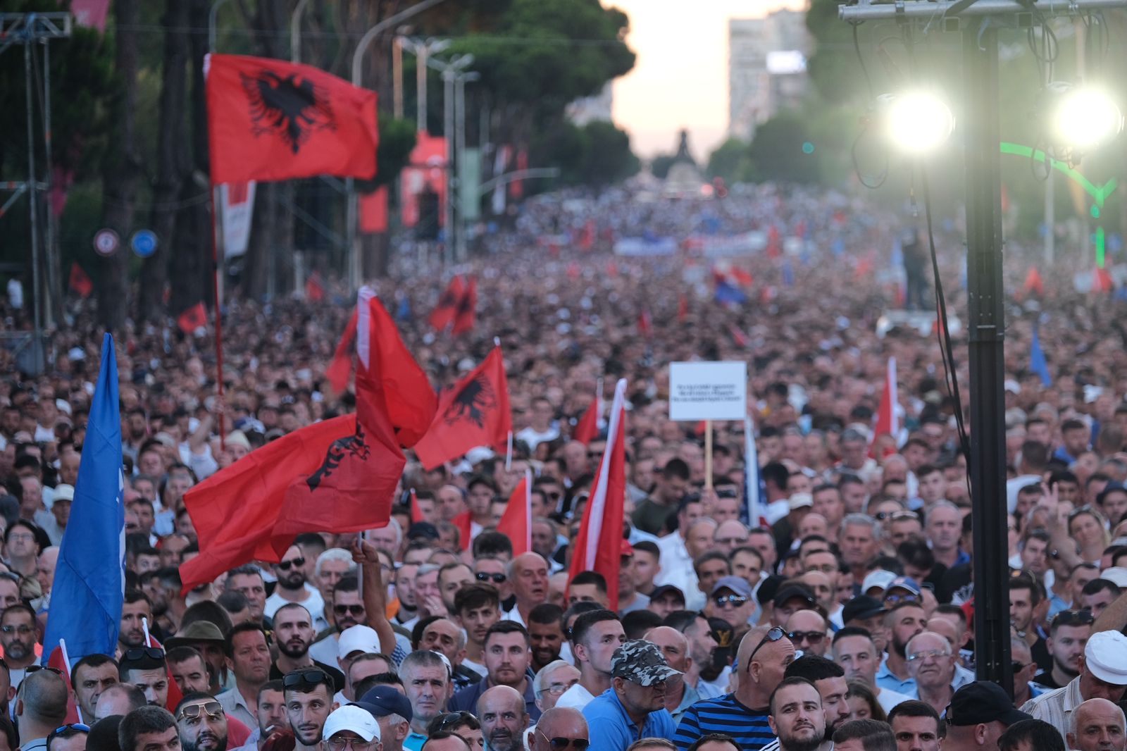 Berisha në protestë, kërkon largimin e Ramës dhe premton protesta pa pushim: të dy jemi armiq. Ti do vetëm pushtetin kurse unë me këta bura, gra, djem e vajza kemi parim lirinë