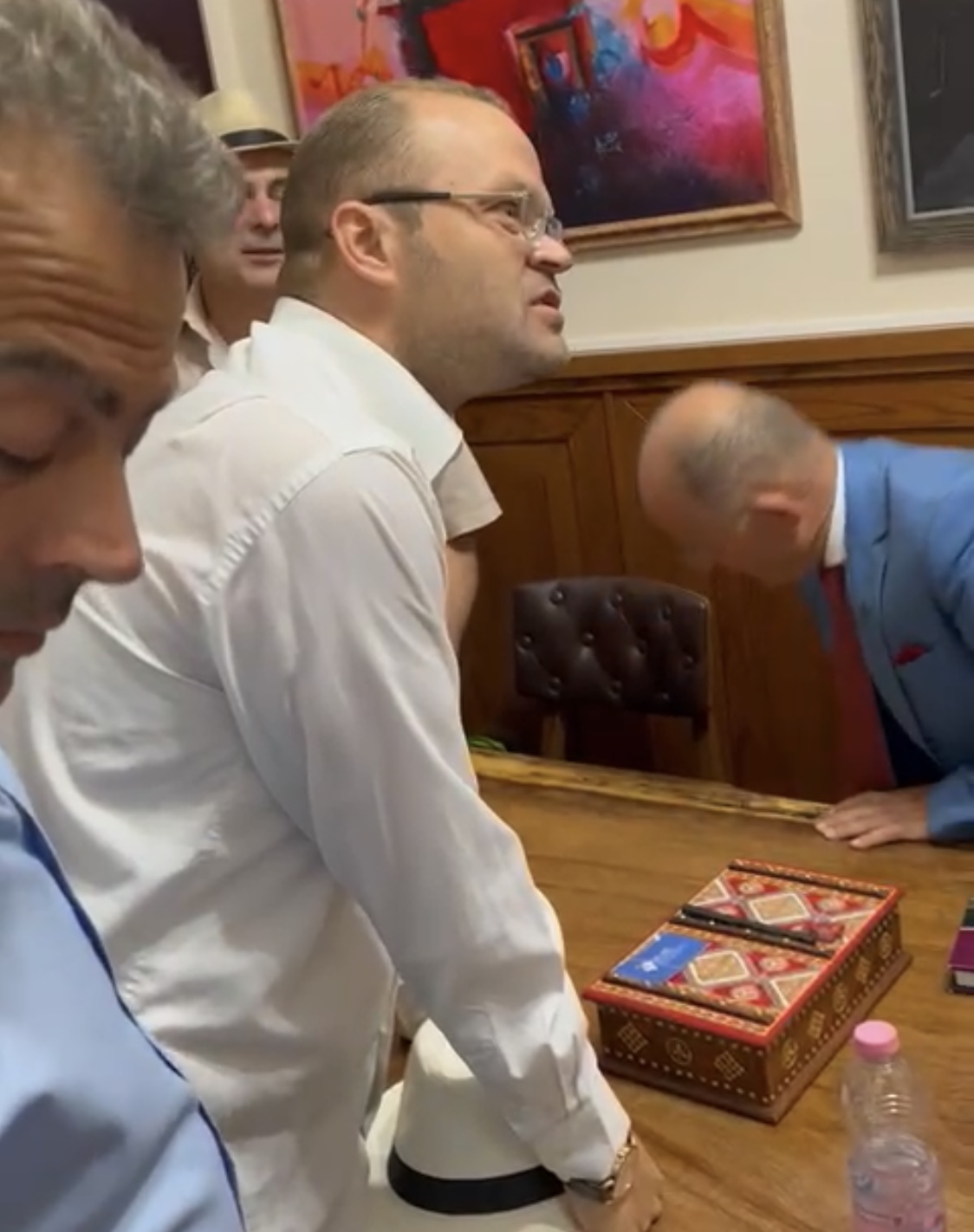 VIDEO/ Vjedhja qeveritare me “Butrintin”, Aleanca nuk lejohet të hyjë në KomisionIn e Ekonomisë