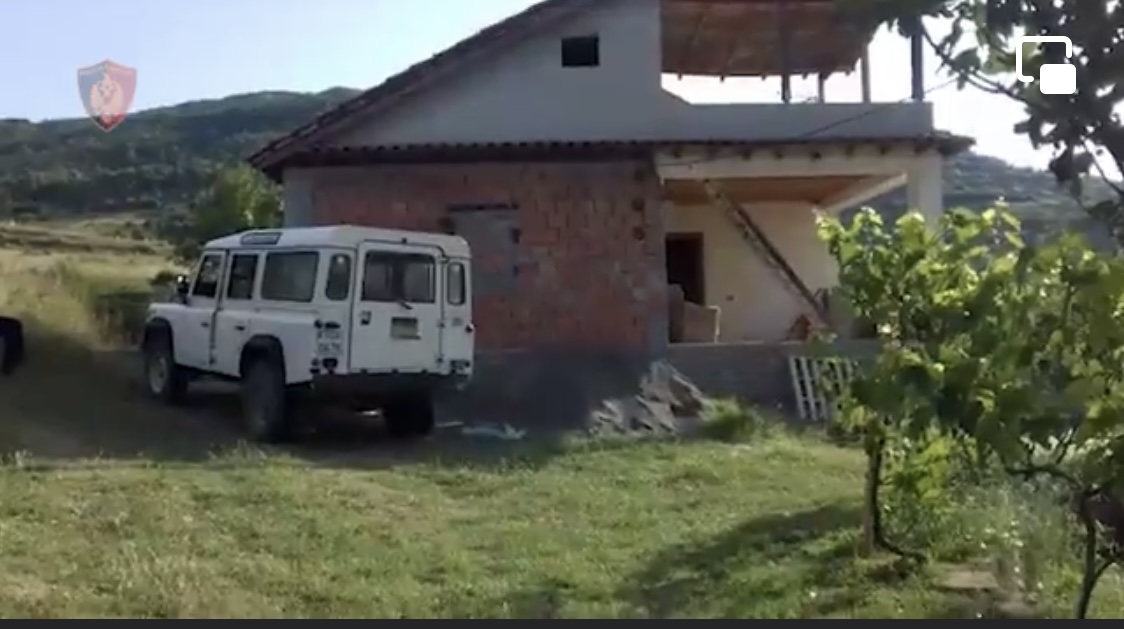 GRAMSH/ Sulmon fqinjët me një pushke snaiper dhe thike, ndërhyn policia