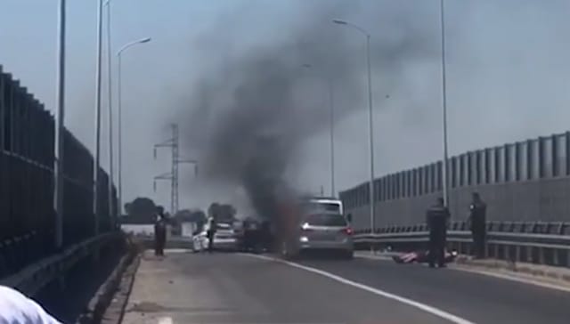 FOTOLAJM/ Dyshimet, 3 viktima nga atentati në mbikalimin në Fushë Krujë. 2 në makinë, 1 jashtë saj