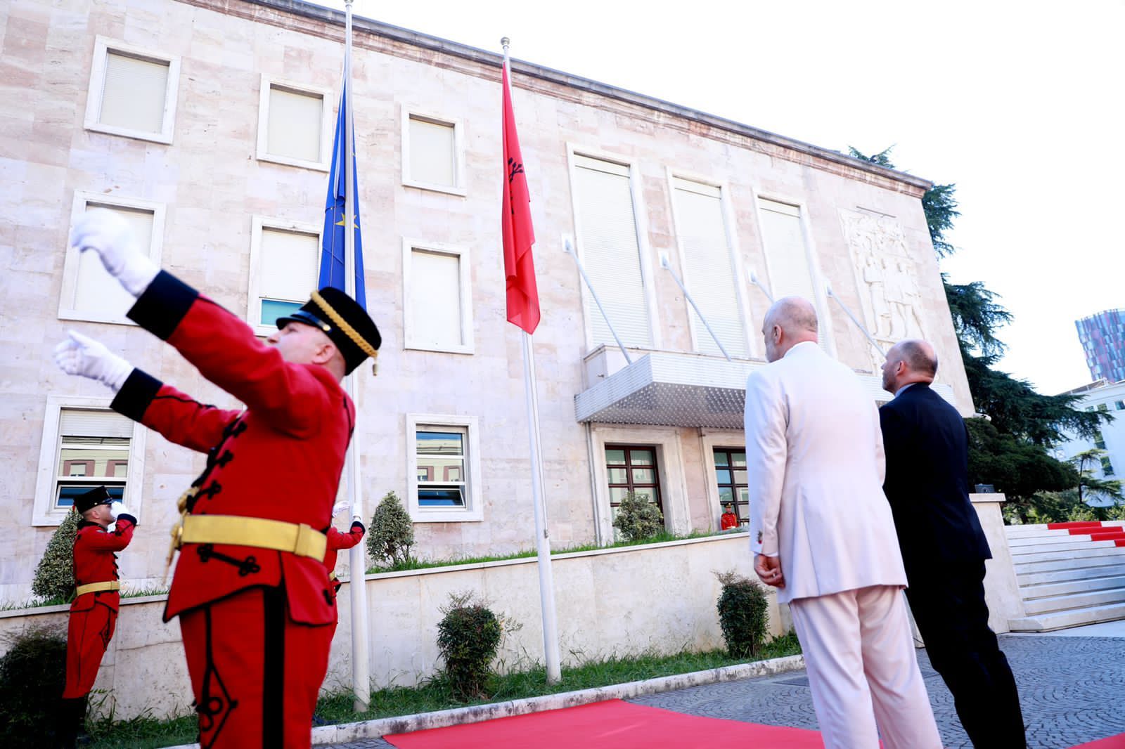 Zhvilohet ceremonia e ngritjes së flamurit të BE përpara kryeministrisë. Rama nuk fton askënd nga opozita