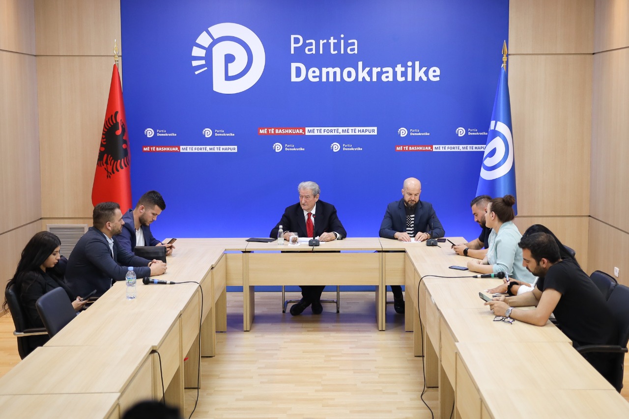 Berisha zbulon detaje të reja nga dosja ‘Meta’, kush është I.M dhe ku jeton ai. Cili është i spiunuari