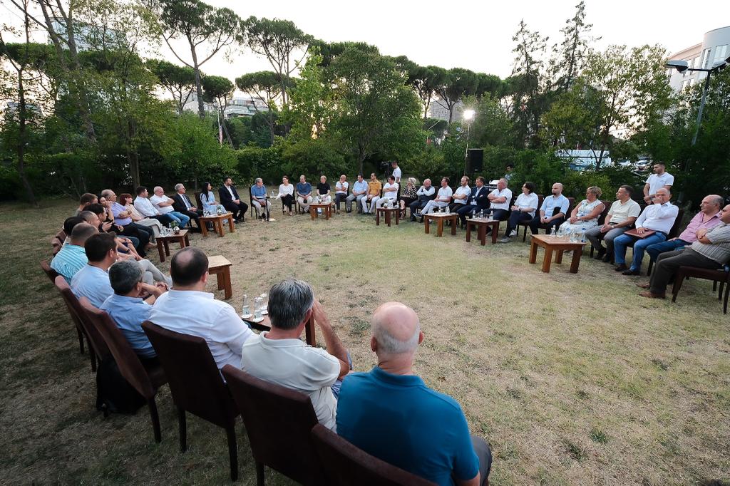 Takimi i Berishës me aktivistë pavarur: Intelektualët, presion opozitës për të nisur protestat