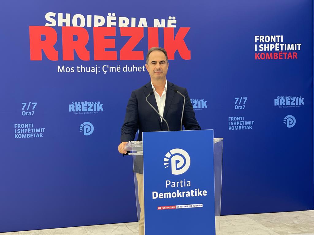 “Sa herë i duhet të mbulojë një skandal të qeverisë ai shpik një ngjarje “të madhe”