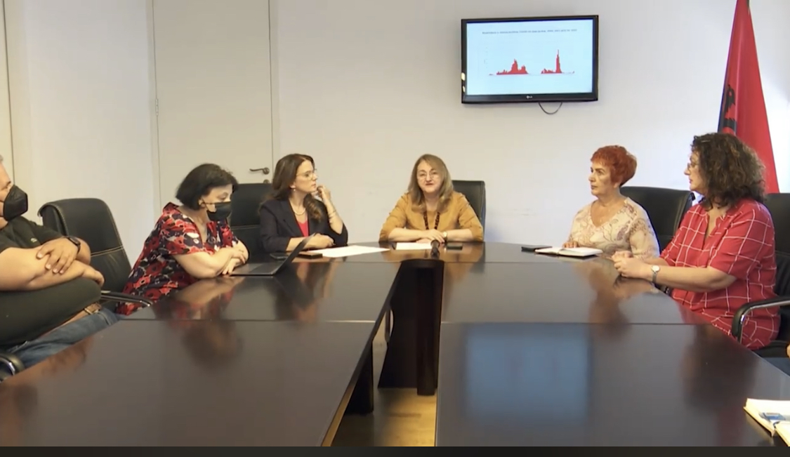 Komiteti Teknik: Emergjente kryerja e dozës së tretë të vaksinës. Rikthehet mbajta e maskës