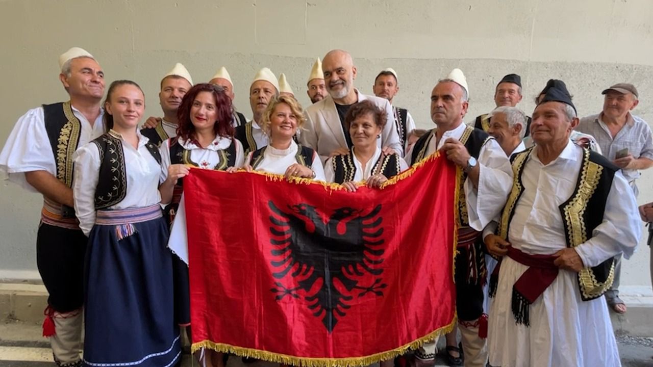 AGRON GJEKMARKAJ/ Babo preu malin e Skërficës me shpatë!