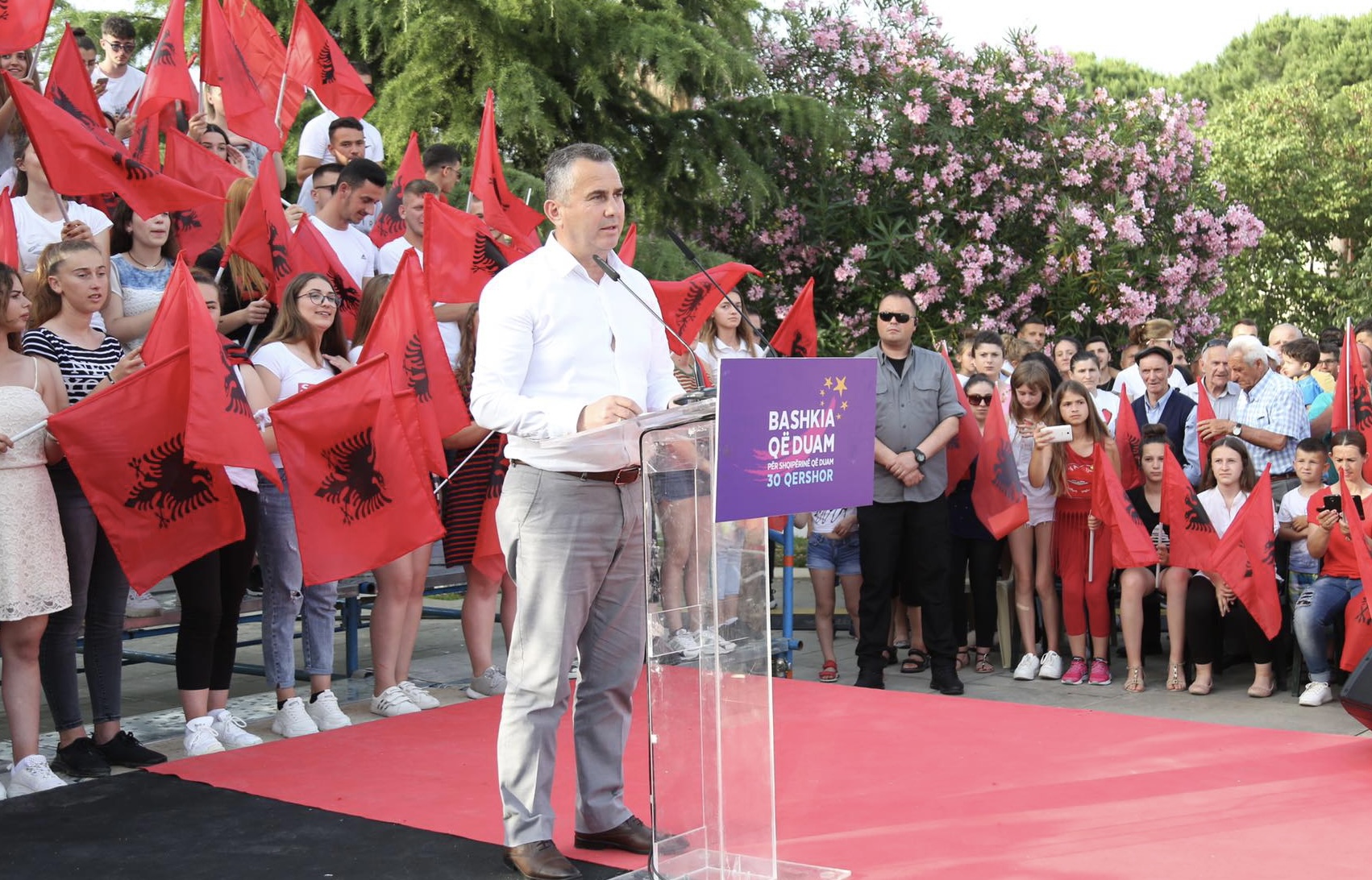 Njerëzit nuk i dëgjon njeri, nis rrahja e pushtetarëve, goditet kryebashkiaku i Divjakës