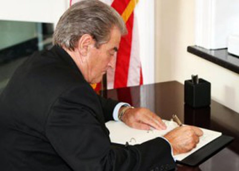 Britania merr vendim për Berishën, Berisha e publikon atë pikë për pikë dhe jep përgjigjen