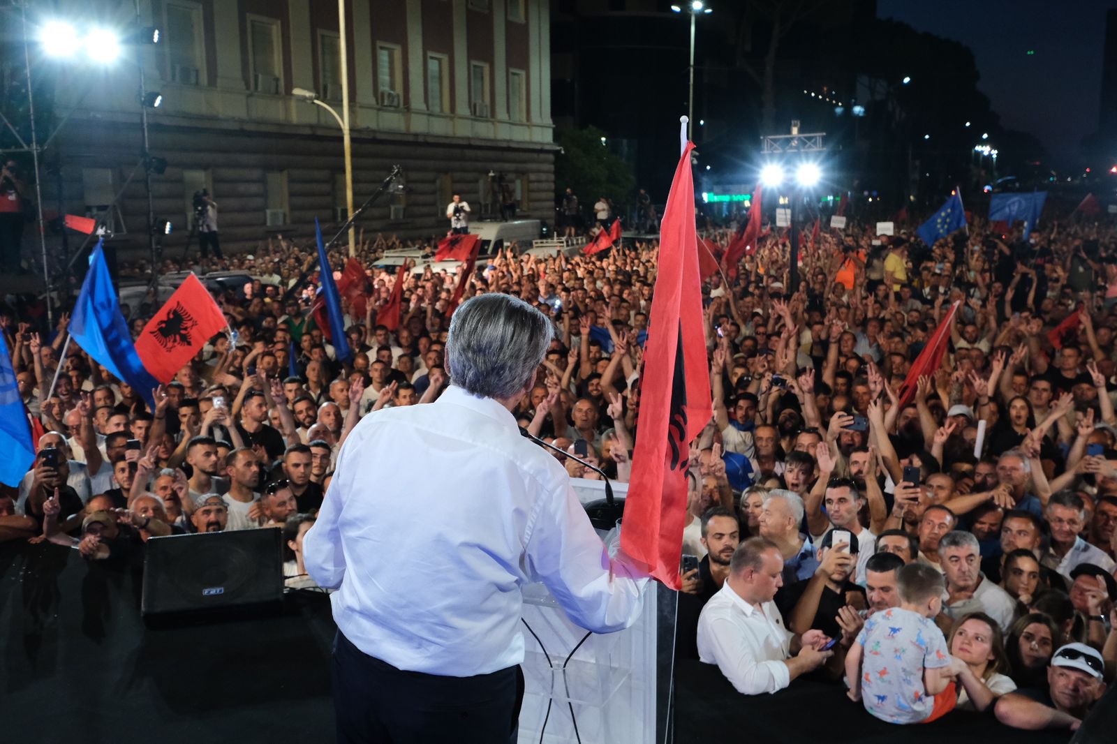 Berisha në protestë, kërkon largimin e Ramës dhe premton protesta pa pushim: të dy jemi armiq. Ti do vetëm pushtetin kurse unë me këta bura, gra, djem e vajza kemi parim lirinë