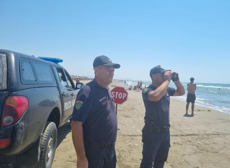 3 fëmijë 15 vjeçarë bllokohen me padelon në det, ndërhyn policia