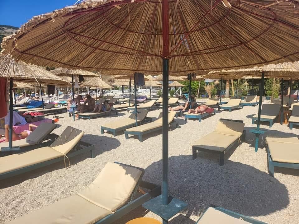 ARSEN RUSTA/ Tani mbajeni shezlonget për vete!