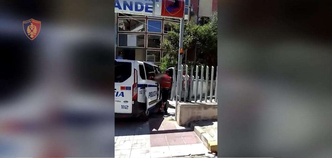 Me pistoletën e mbushur të vrasë ish gruan me të dashurin e saj