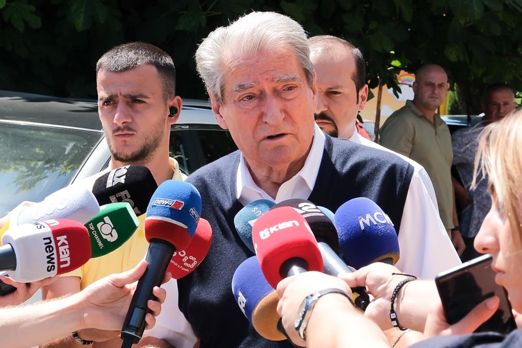 Berisha ngushëllon familjen Avdia: Komisari është veçse një xhelat