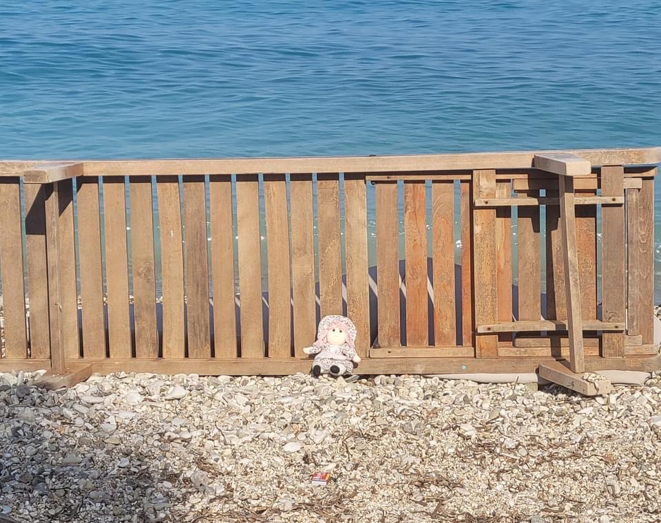 FOTO/ Plazhi i Potamit braktiset nga pushuesit, vetëm një kukull atje. Si përshkruan gazetarja