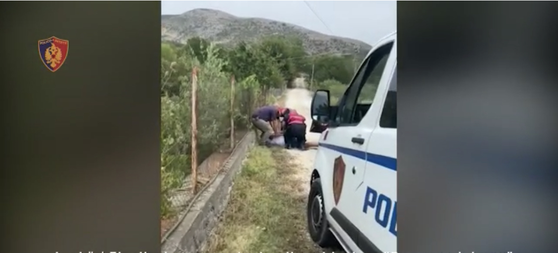 Kapet sasi e madhe ‘çokollate’ në Lezhë, 2 makina transportonin sasinë