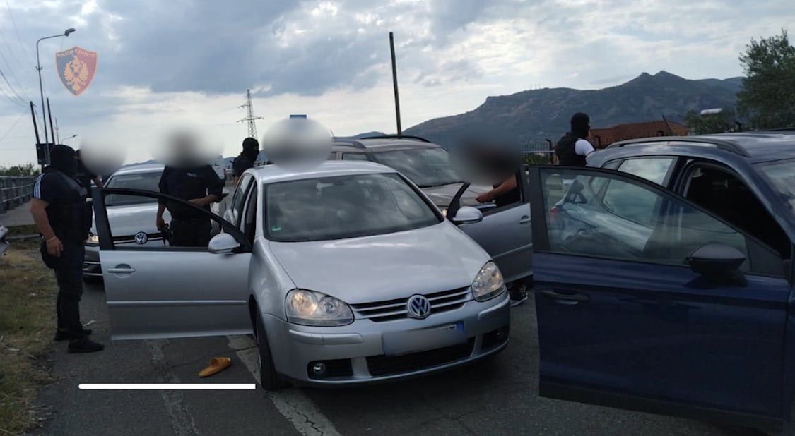 Tre të rinj sulmojnë një person në Elbasan, i marrin me dhunë paratë