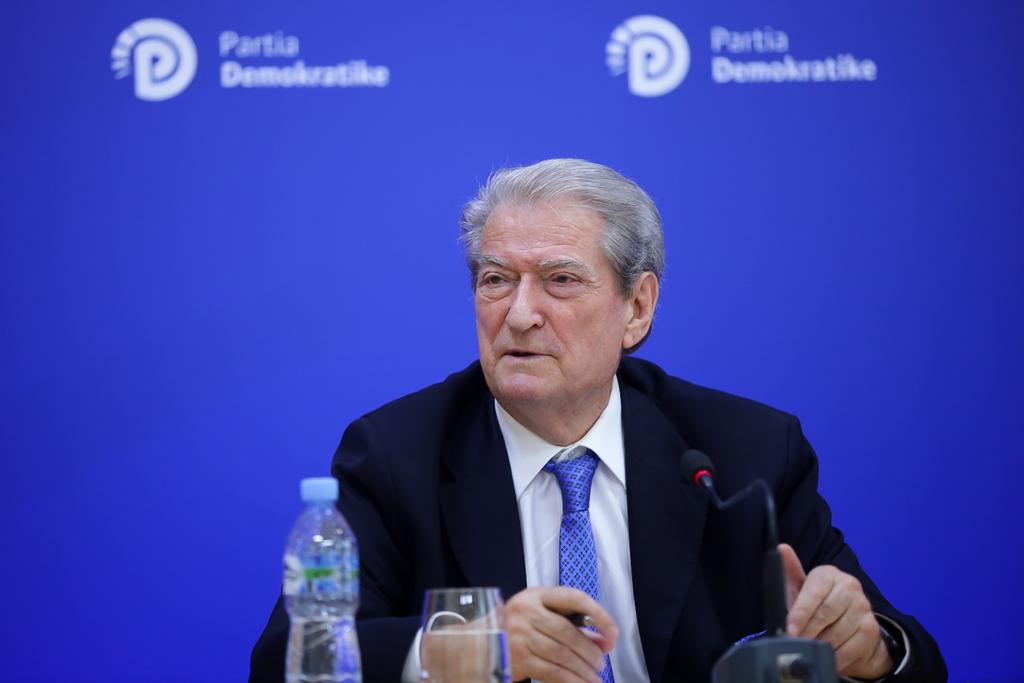 “Impiantet e gazit nga Bangladeshi në Vlorë, dëm i madh ekonomik dhe ekologjik. Vlora kthehet në pellg të squfurit”