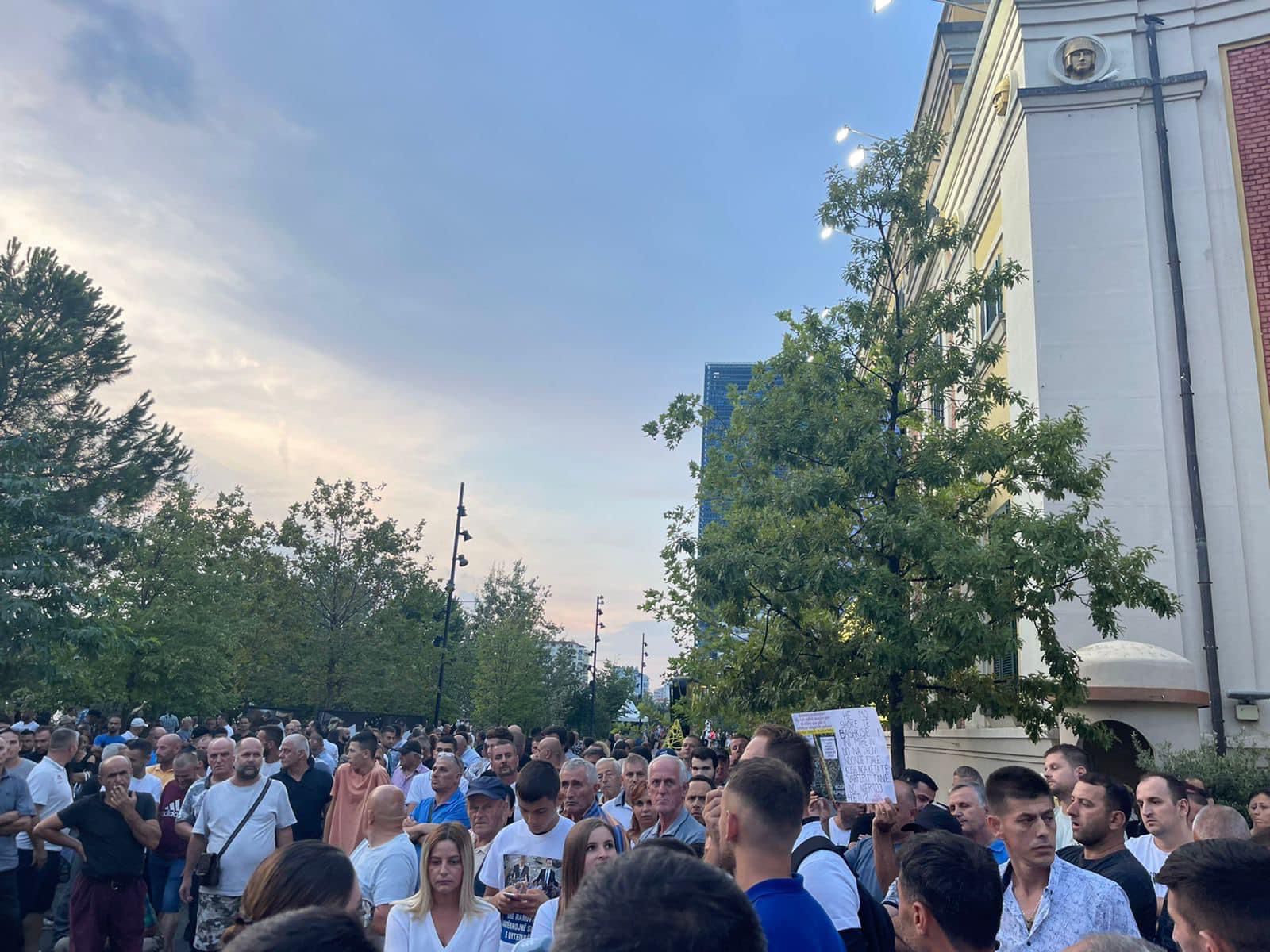 Qytetarët, protestë përpara zyrës së Erion Velisë