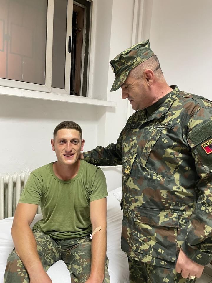 Dy ushtarakët përmirësohen, fotot me Gjeneralin në spital