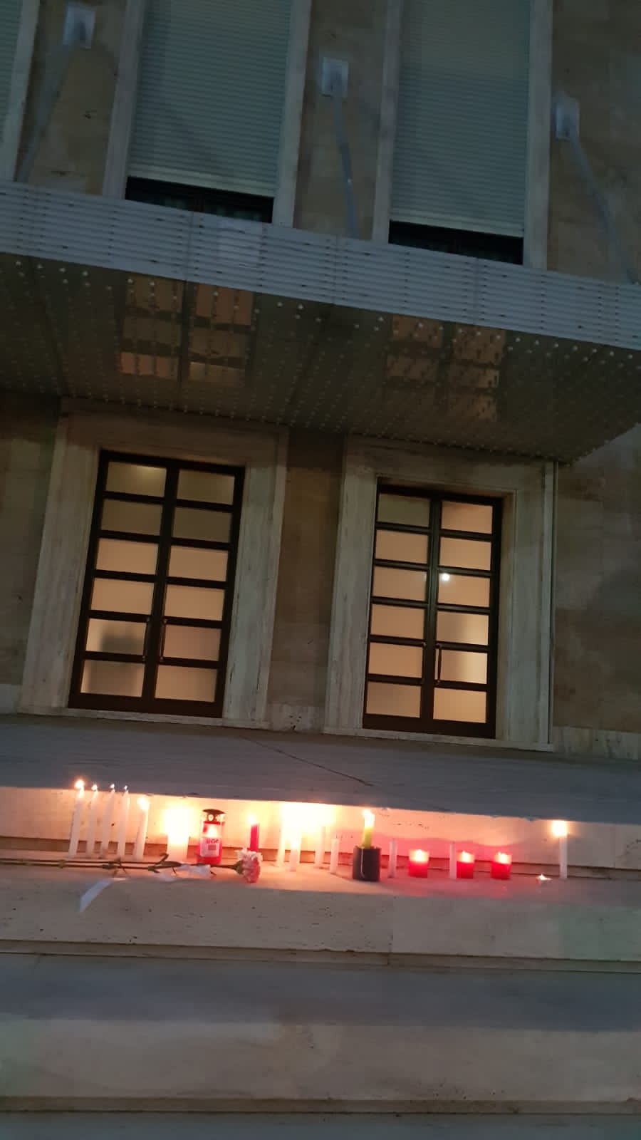 Qirinj para zyrës së Ramës për vrasjen në plazh: Ju nuk na mbroni dot, ikni!