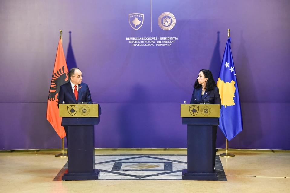 Presidentja Vjosa Osmani kërkon traktat për mbrojtje të përbashkët mes Shqipërisë dhe Kosovës