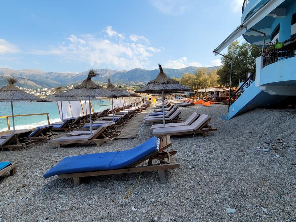 FOTO/ Plazhi i Potamit braktiset nga pushuesit, vetëm një kukull atje. Si përshkruan gazetarja