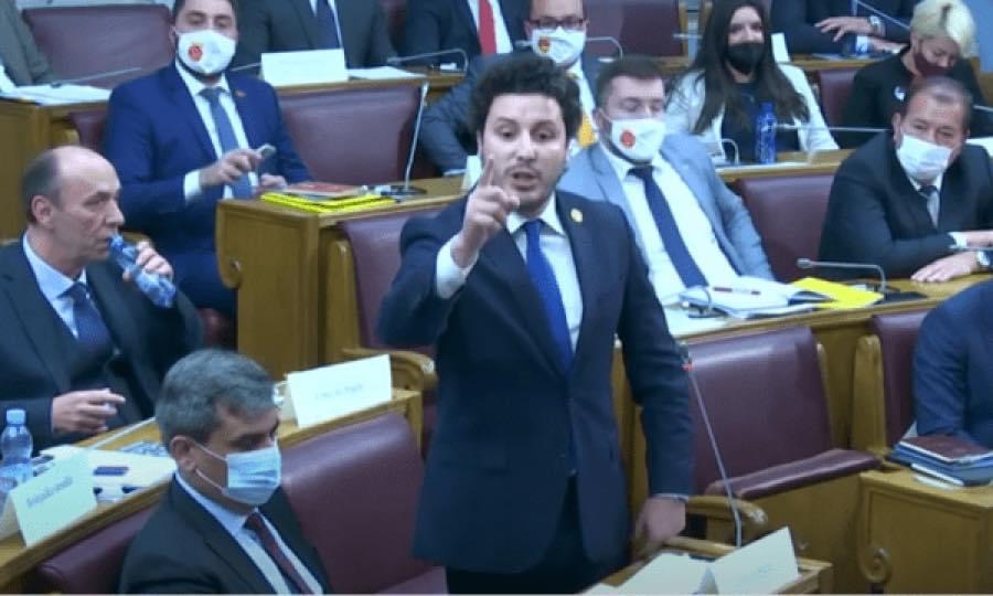 Bie Abazoviç, kundër tij votuan edhe deputetët shqiptarë, i bëri shërbim Serbisë me marrëveshjen me kishën