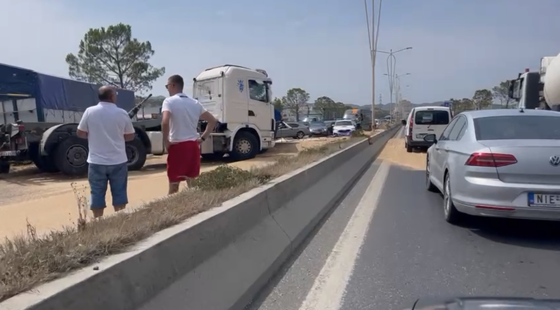 Përmbyset në Qafë Kashar kamioni që transportonte grurin që erdhi nga Ukraina