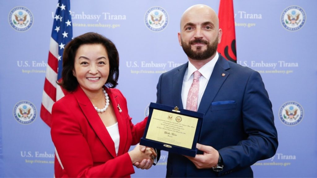 Ambasada amerikane nuk e tret lehtë shkarkimin e Gledis Nanos, ja reagimi