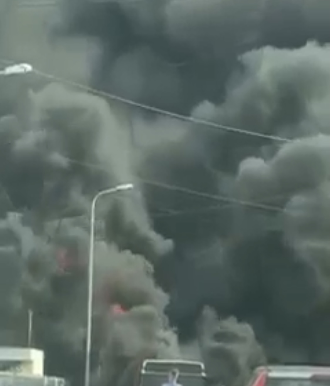 VIDEO/ Pamjet e djegies së autobusit në Durrës, tymi mbush qytetin si të ishte djeg karburant. Reagon kreu lokal i PD