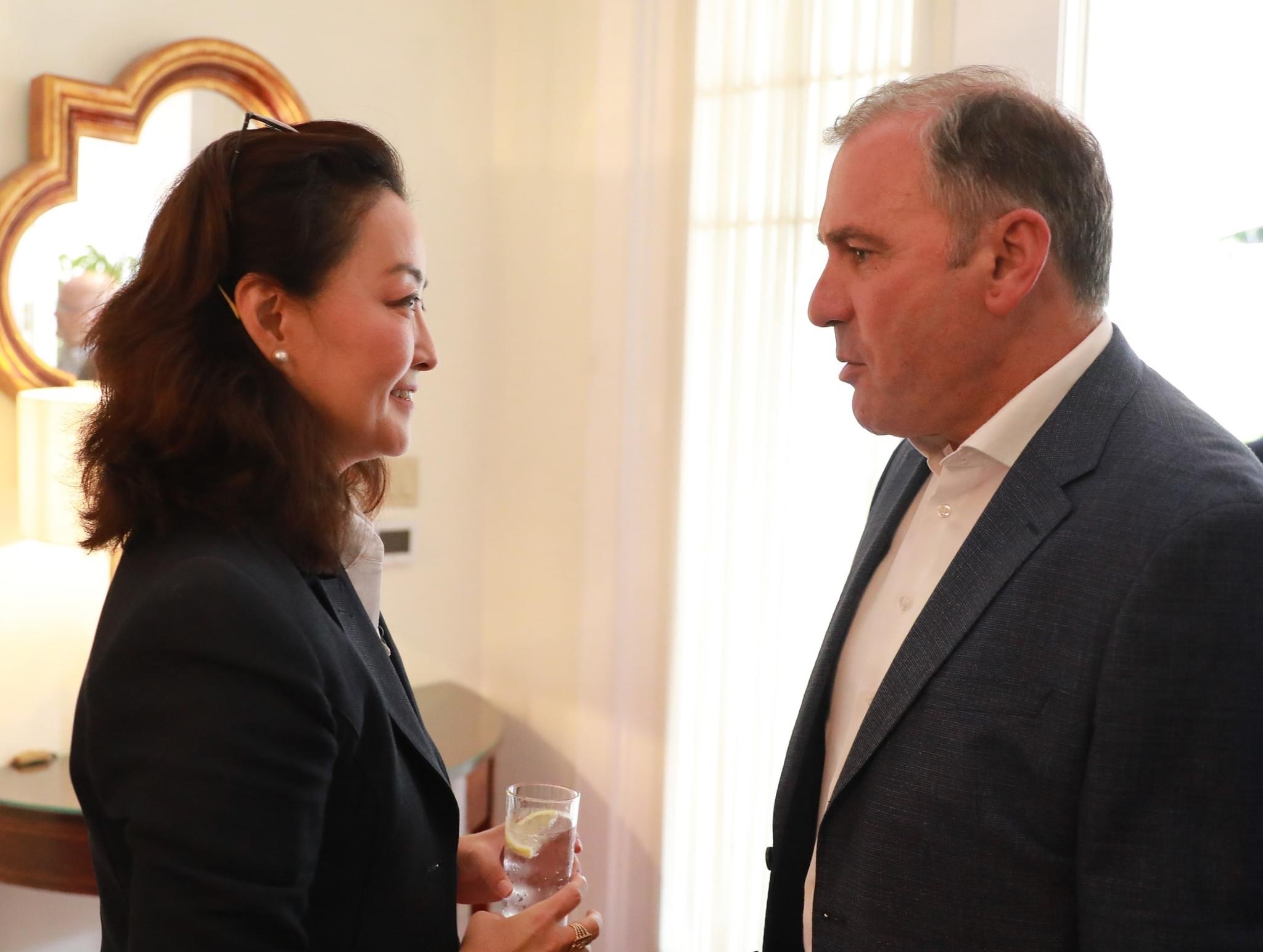 Ambasadorja Yuri Kim pret kreun e SPAK, Arben Kraja