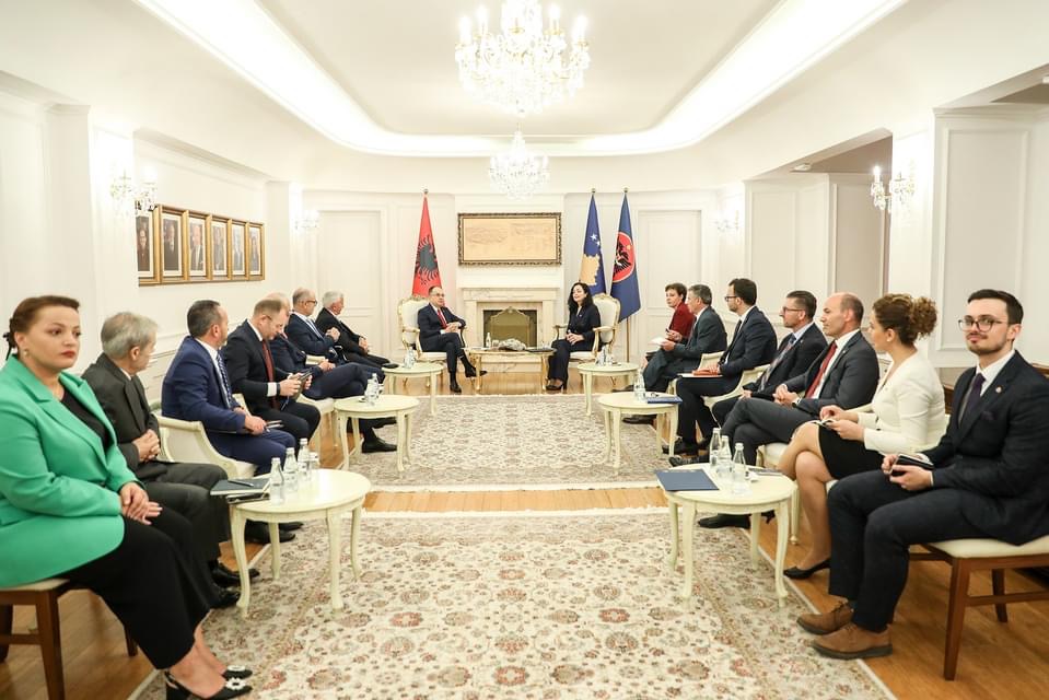 Presidentja Vjosa Osmani kërkon traktat për mbrojtje të përbashkët mes Shqipërisë dhe Kosovës