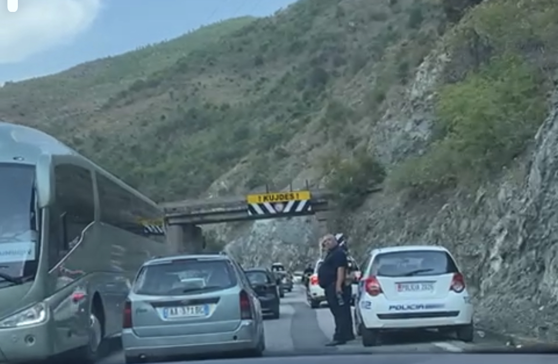 FOTO&VIDEO/ Aksidenti në Librazhd, 1 kamion dhe 7 vetura u përplasën me njëra tjetrën