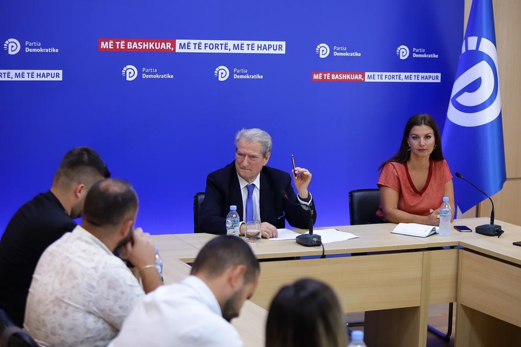 “Është e pandalshme vjedhja që dyshja Rama-Balluku po bën në rrugët e vendit. Rruga e Qafë Plloçës me disnivel prej 17 metrash”