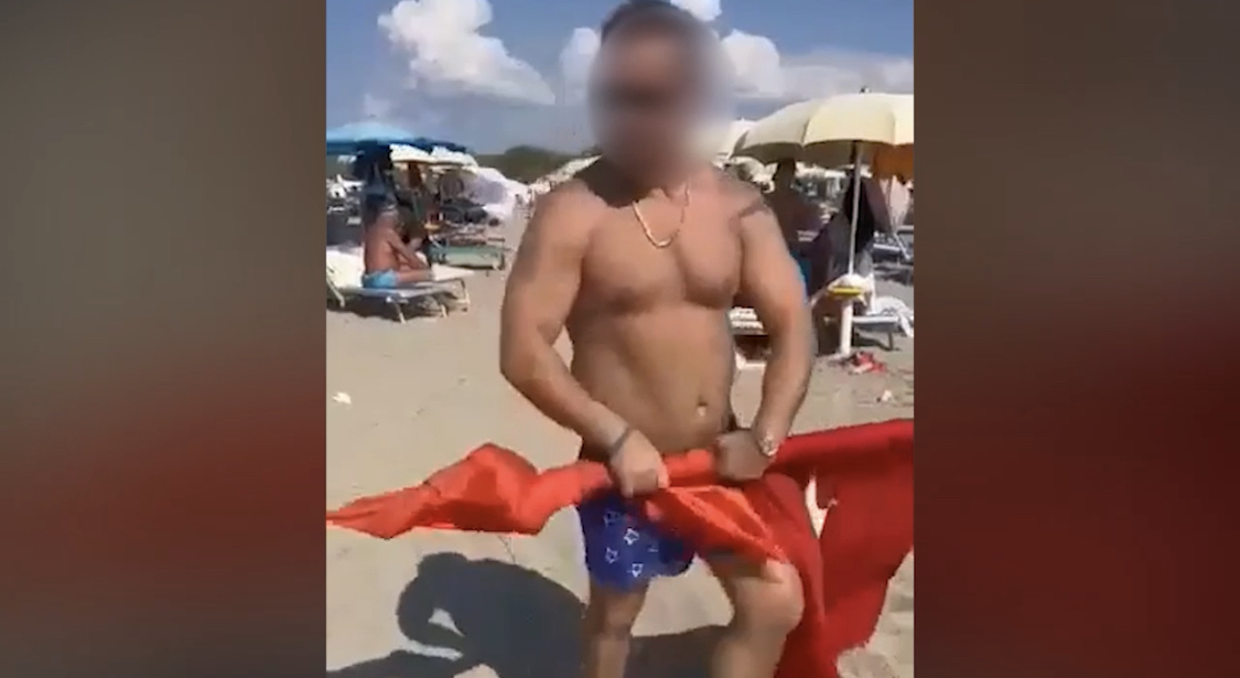 VIDEO/ Hoqi flamurin turk nga një pikë vëzhgimi në plazhin e Gjirit të Lalzit, e arreston policia