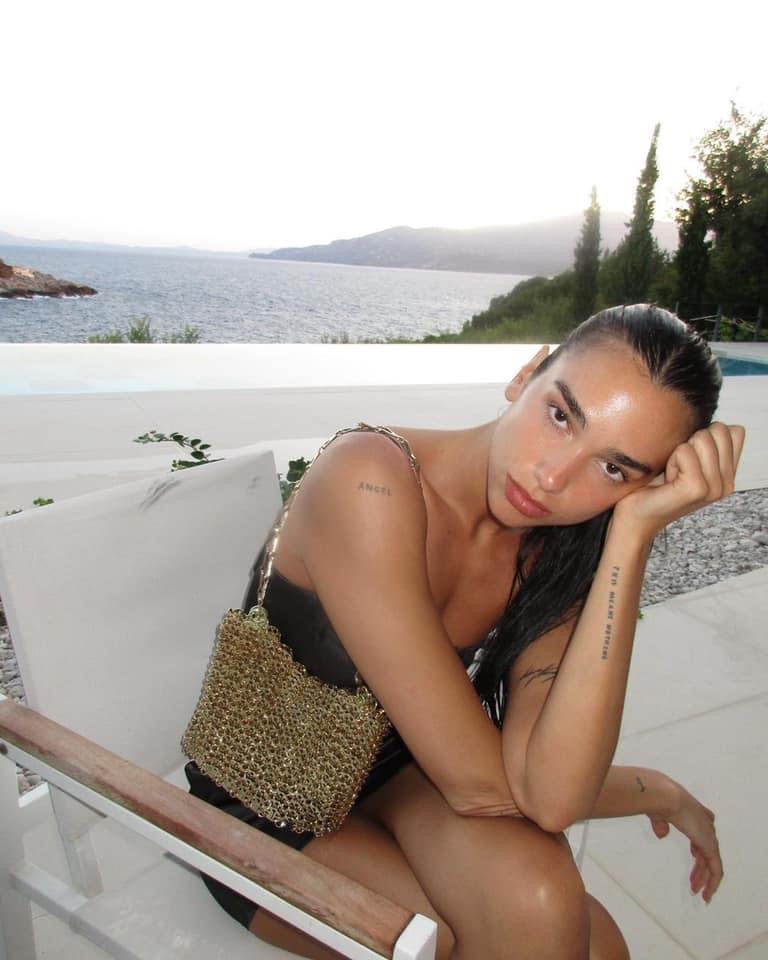 Dua Lipa i kthehet brigjeve shqiptare, bën pushimet në bregdetin e vet