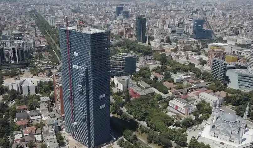 THE GUARDIAN/ 1.6 miliardë euro kriminale po pastrohen nga ndërtimet në Tiranë. Media e huaj përbuz kullat në qendër dhe tallet me idetë e Ramës